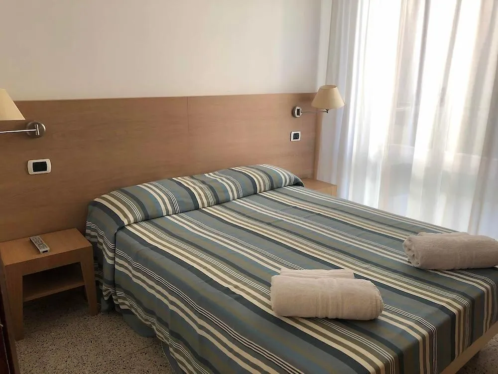 Hotel Gin Римини
