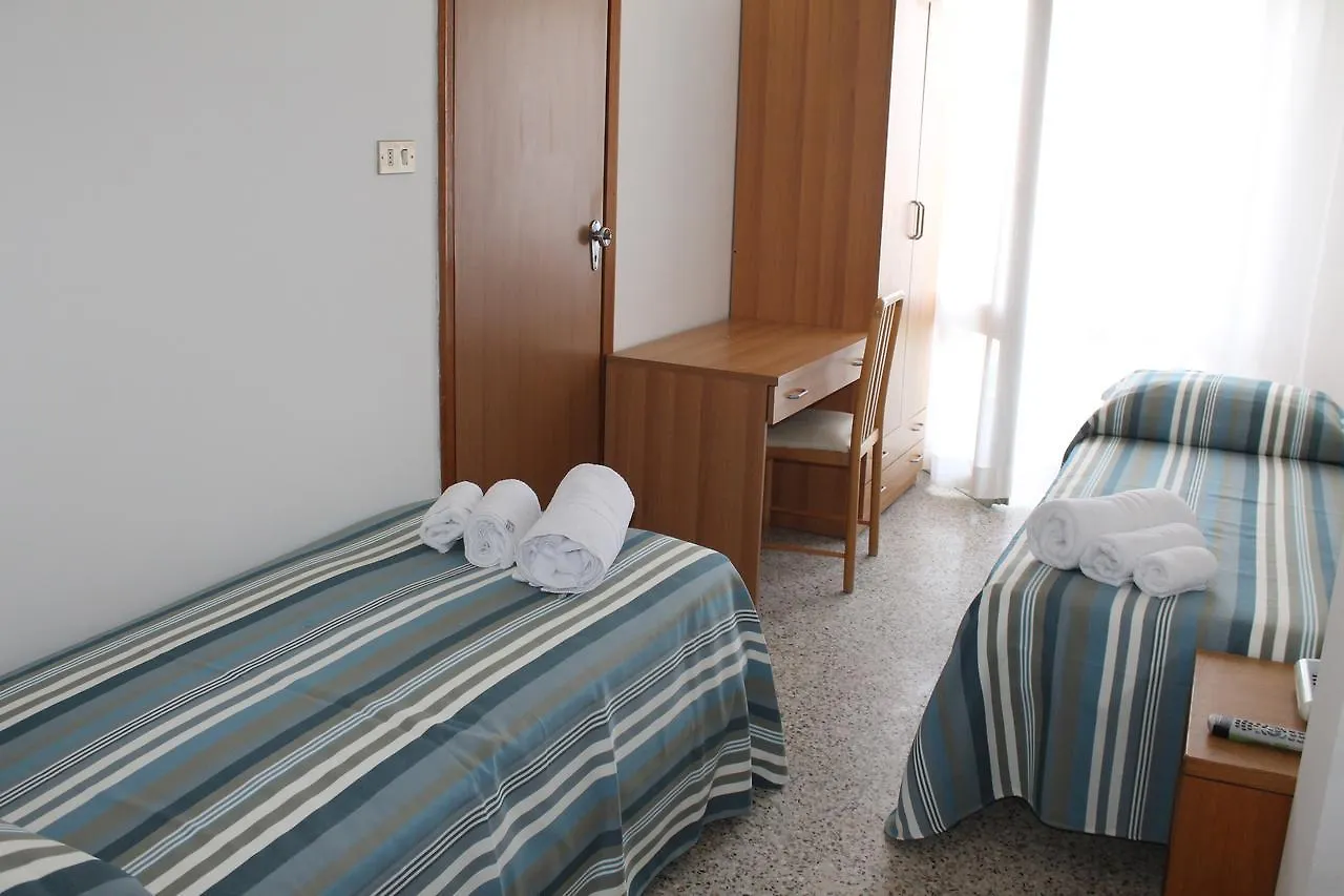 Hotel Gin Римини